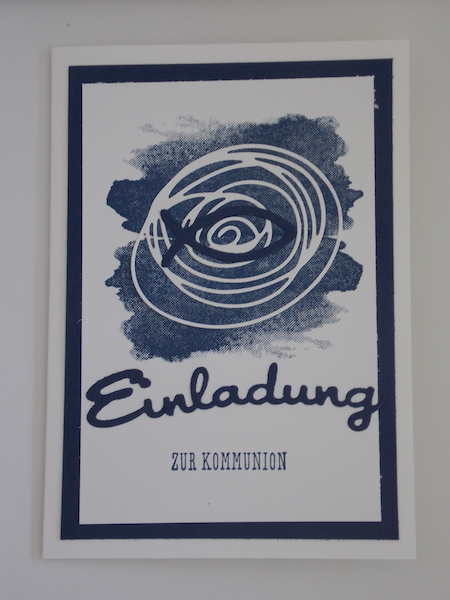 Marineblaue Einladungskarte zur Kommunion