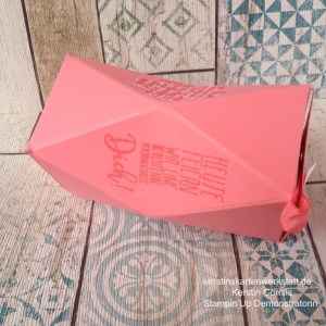 Anleitung für die Facetten Box aus einem Bogen DIN A4 Papier. Die vollständige Anleitung findest du auf https://kerstinskartenwerkstatt.de