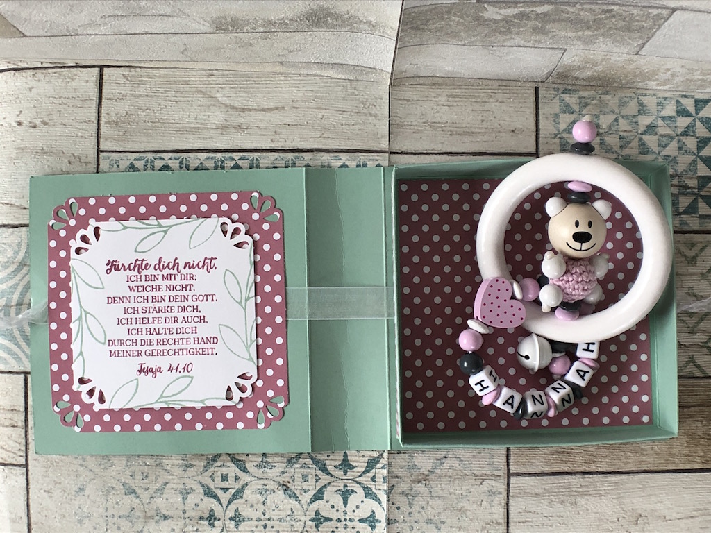 Geschenk zur Taufe verpackt in einer Box in Buchoptik
