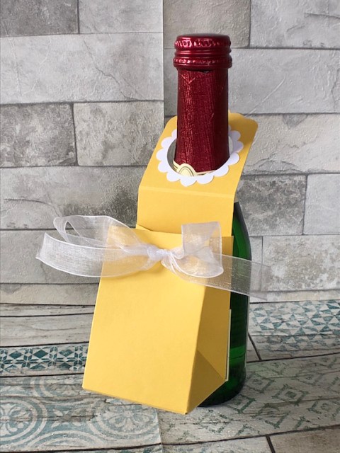 Flaschenanhänger mit Tüte