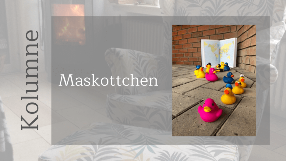 Quietscheente vor der Weltkarte