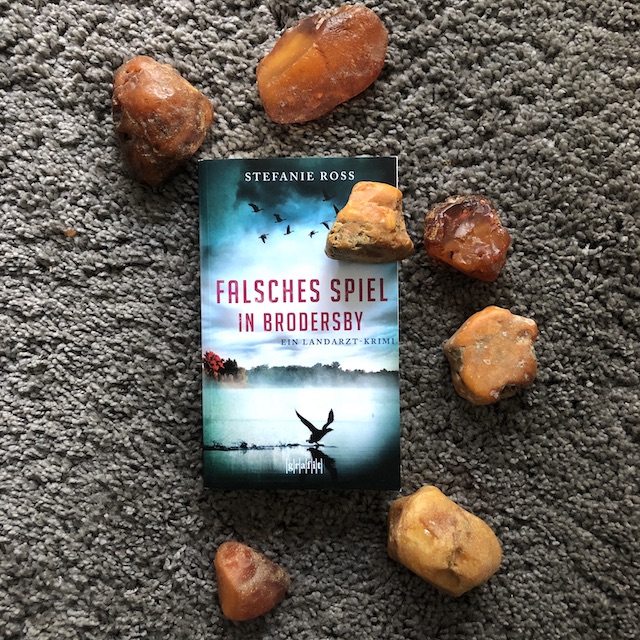 Falsches Spiel in Brodersby von Stefanie Ross mit Bernsteinen