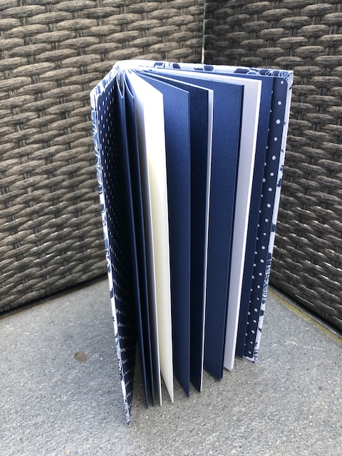 Album in Flüsterweiß und Marinebklau