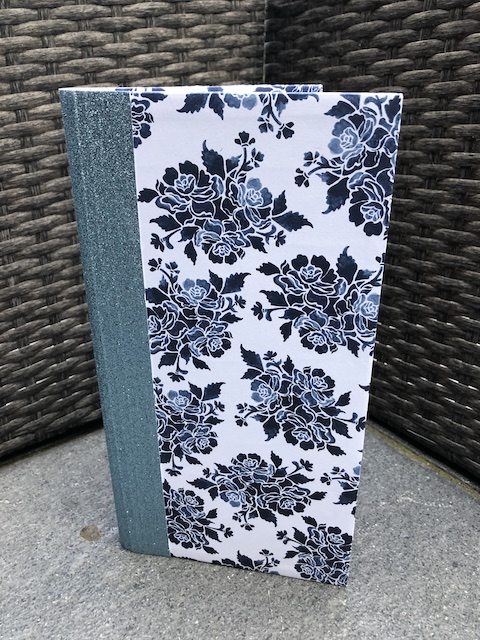 Album in Flüsterweiß und Marinebklau