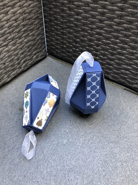 Weihnachtsbaumkugeln in Marineblau