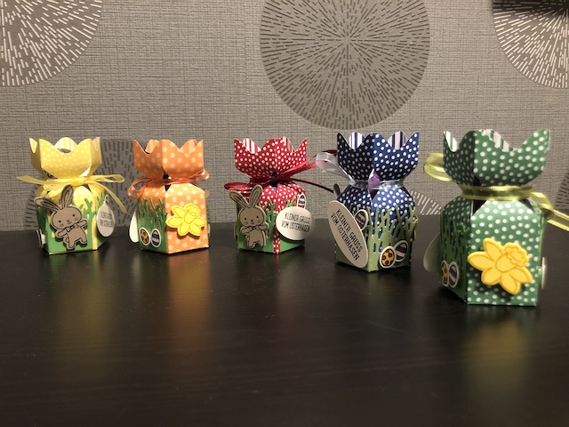 Süße Verpackung zu Ostern mit Hase und Ostereiern