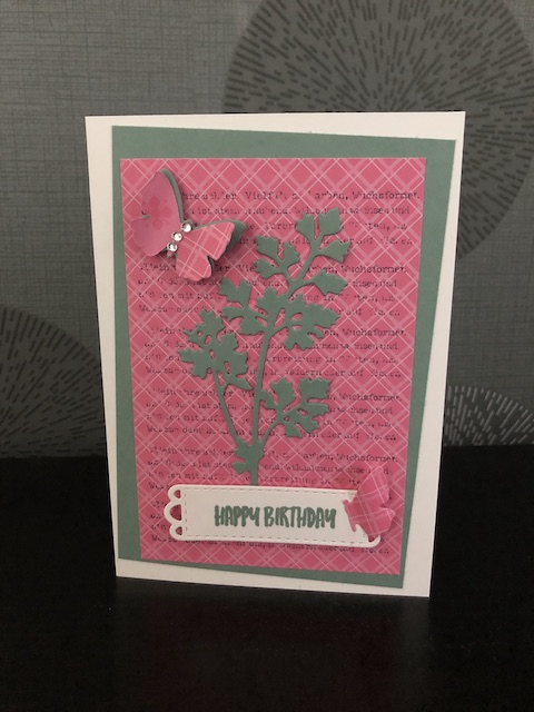 Geburtstagskarte in den Farben Seladon, Bonbonrosa und flüsterweiß mit dem Stempelset Wiesenruhe und den Stanzformen Wiese von Stampin UP Happy Birthday InColor 2021-23