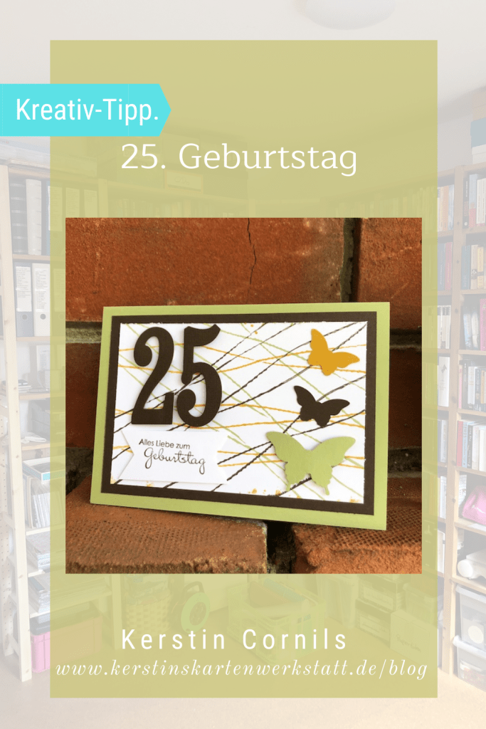 Zu sehen ist eine Glückwunschkarte zum 25. Geburtstag. Die Grundkarte ist in einem hellen Grünton gehalten. Auf die Karte ist ein weißes Stück Papier mit brauner Umrandung geklebt. In gelb, braun und grün sind Linien auf dem weißen Papier, dadrauf klebt eine große 25 in dunkel braun und drei Schmetterlinge in gelb, grün und braun. Der Text auf der Karte lautet: Alles Liebe zum Geburtstag.