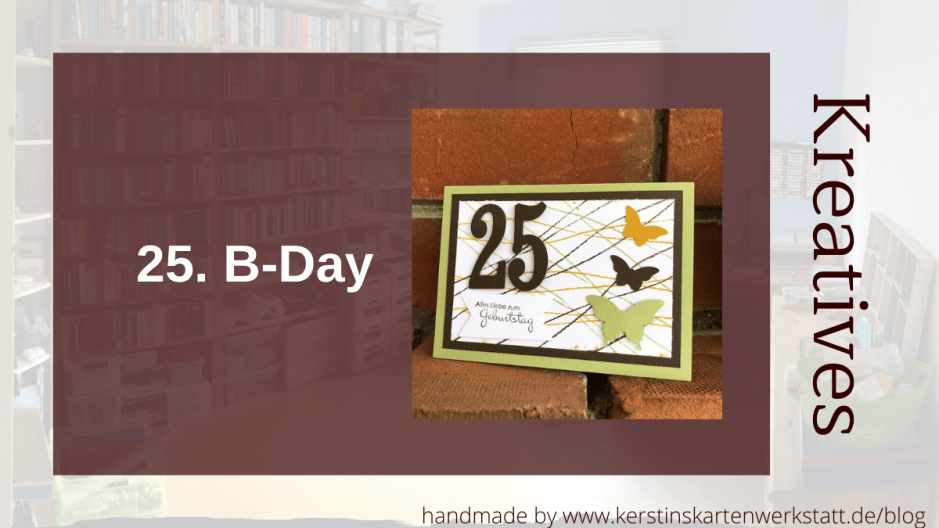 Zu sehen ist eine Glückwunschkarte zum 25. Geburtstag. Die Grundkarte ist in einem hellen Grünton gehalten. Auf die Karte ist ein weißes Stück Papier mit brauner Umrandung geklebt. In gelb, braun und grün sind Linien auf dem weißen Papier, dadrauf klebt eine große 25 in dunkel braun und drei Schmetterlinge in gelb, grün und braun. Der Text auf der Karte lautet: Alles Liebe zum Geburtstag.