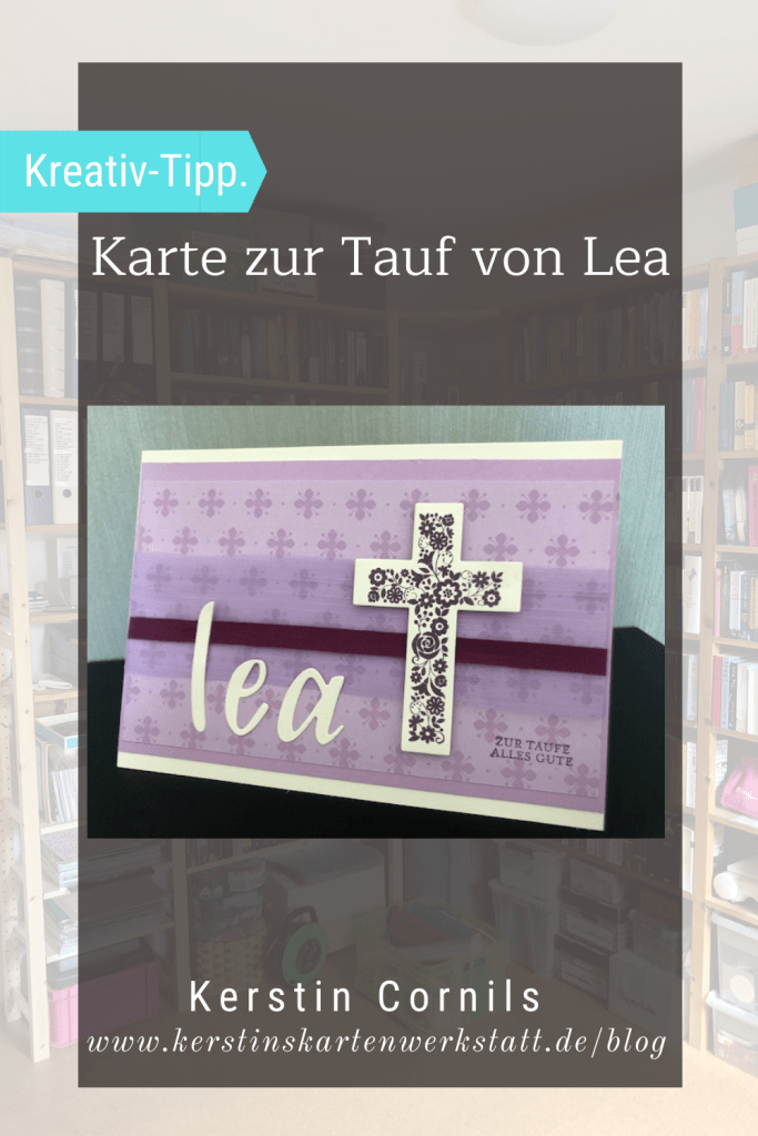 Zusehen ist eine selbst gebastelte Karte zur Taufe. Die Karte ist in lila Tönen gehalten, der Name Lea ist ausgestanzt auf die Karte geklebt, neben dem Namen ist ein florales Kreuz angebracht.