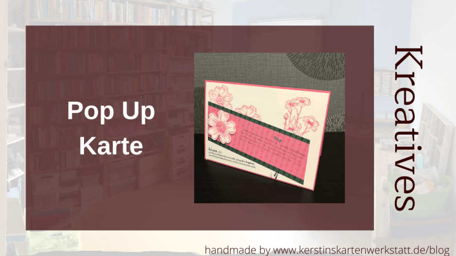 Zu sehen ist eine Pop Up Karte mit Flügeln. Auf der rosanen Grundkarte ist ein Auflieger in Vanille Pur geklebt. Dadrauf sind verschiedene Blüten in rosa gestempelt. Quer darüber liegen zwei Papierstreifen in dunkelgrün und rosa auf denen eine erhabene Blüte geklebt ist. Unter den Streifen ist ein Spruch gestempelt, der lautet: fei-ern (v) ein Fest zu Ehren von etwas oder jemandem begehen; einen frohen Anlass bejubeln; fröhlich beisammen sein.