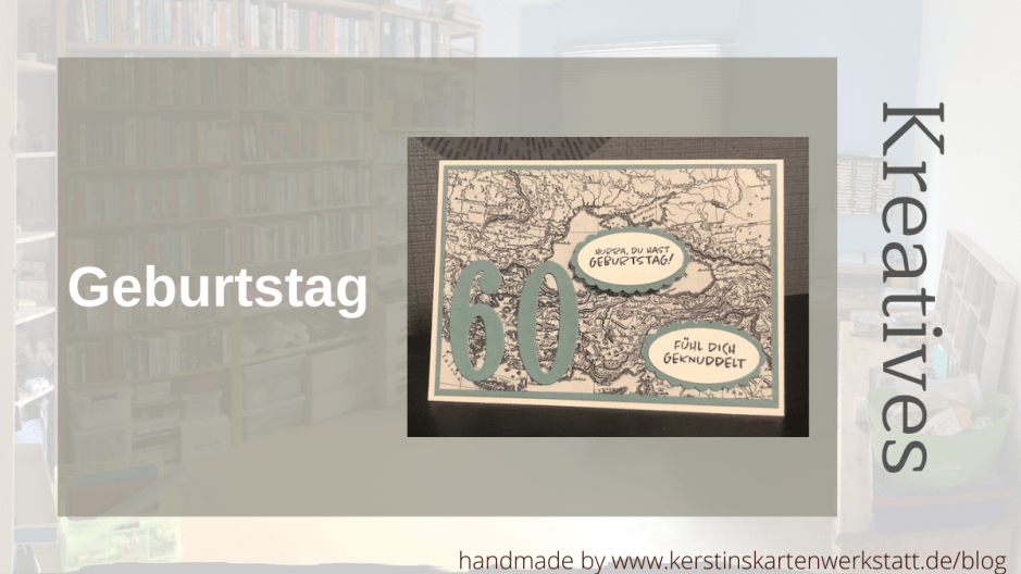 Blog Banner mit einer Geburtstagskarte. Zu sehen ist eine Geburtstagskarte mit einer 60 drauf. Der Hintergrund ist eine Landkarte in schwarz weiß. Zwei Texte sind auf der Karte angebracht: Hurra du hast Geburtstag, Fühl dich geknuddelt.