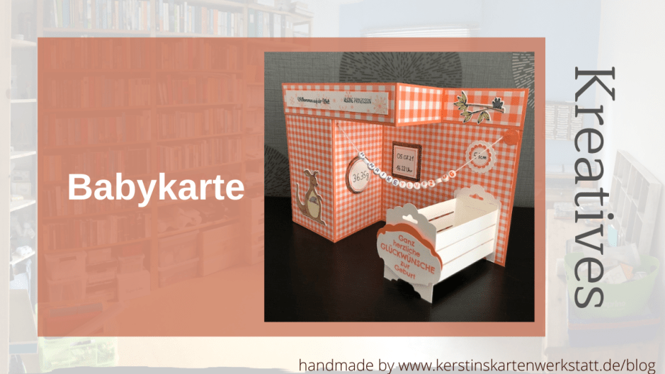 Double Z Fold Card Babykarte in Grapefruit mit Namens Kettchen, Babybett, und Daten wie Größe, Gewicht und Geburtsdatum samt Uhrzeit.