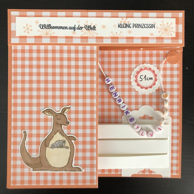 Double Z Fold Card Babykarte in Grapefruit mit Namens Kettchen, Babybett, und Daten wie Größe, Gewicht und Geburtsdatum samt Uhrzeit.