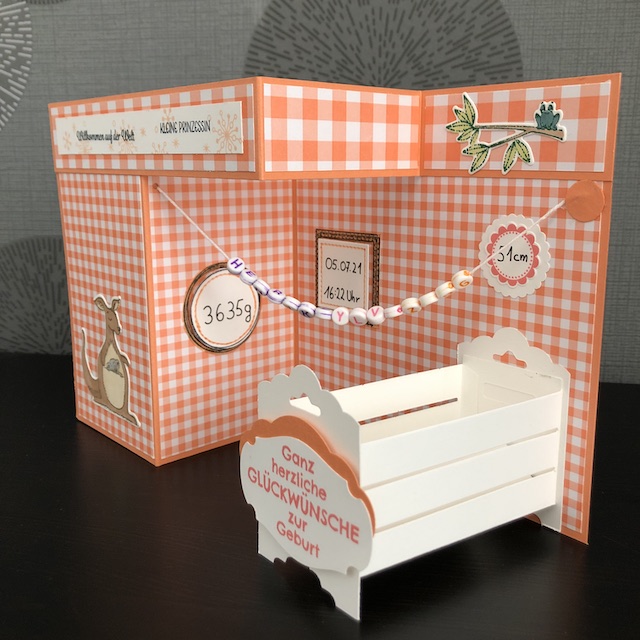 Double Z Fold Card Babykarte in Grapefruit mit Namens Kettchen, Babybett, und Daten wie Größe, Gewicht und Geburtsdatum samt Uhrzeit.