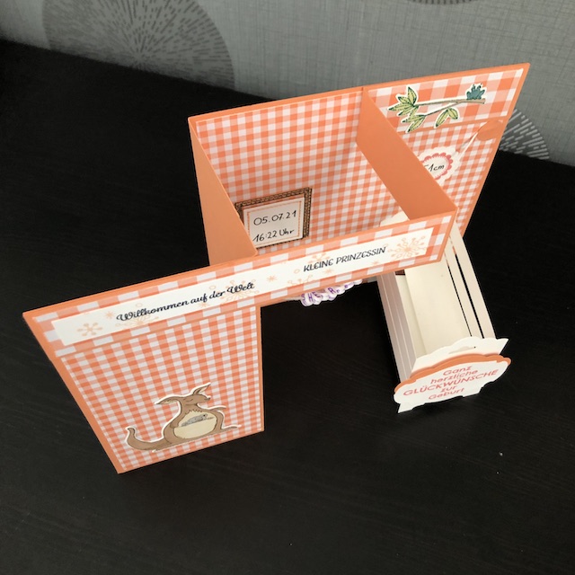 Double Z Fold Card Babykarte in Grapefruit mit Namens Kettchen, Babybett, und Daten wie Größe, Gewicht und Geburtsdatum samt Uhrzeit.