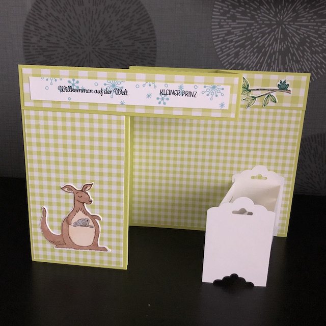 Double Z Fold Babycards. Eine Babykarte mit Effekt. Zu sehen ist eine Karte mit einem weißen Kinderbettchen. Die vermeintlichen Wände sind leer, dort ist viel Platz um sie mit den Daten des Babys zu füllen.