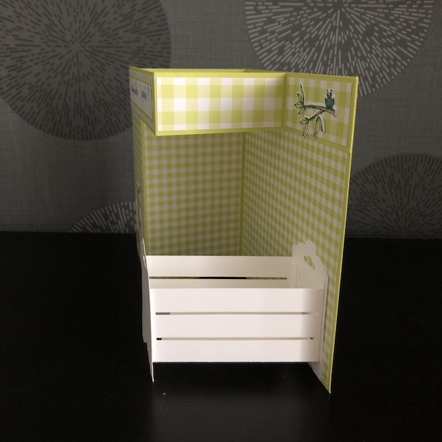 Double Z Fold Babycards. Eine Babykarte mit Effekt. Zu sehen ist eine Karte mit einem weißen Kinderbettchen. Die vermeintlichen Wände sind leer, dort ist viel Platz um sie mit den Daten des Babys zu füllen.