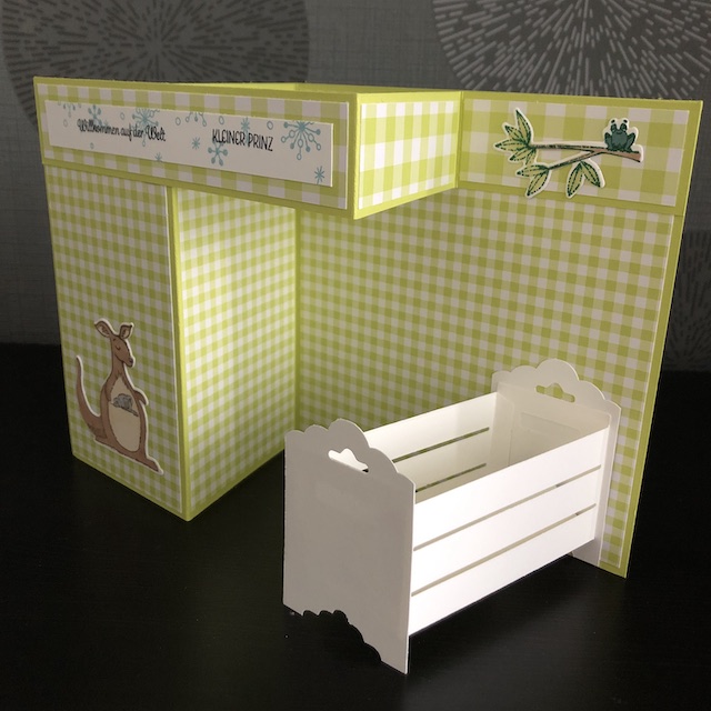 Double Z Fold Babycards. Eine Babykarte mit Effekt. Zu sehen ist eine Karte mit einem weißen Kinderbettchen. Die vermeintlichen Wände sind leer, dort ist viel Platz um sie mit den Daten des Babys zu füllen.