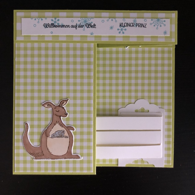 Double Z Fold Babycards. Eine Babykarte mit Effekt. Zu sehen ist eine Karte mit einem weißen Kinderbettchen. Die vermeintlichen Wände sind leer, dort ist viel Platz um sie mit den Daten des Babys zu füllen.