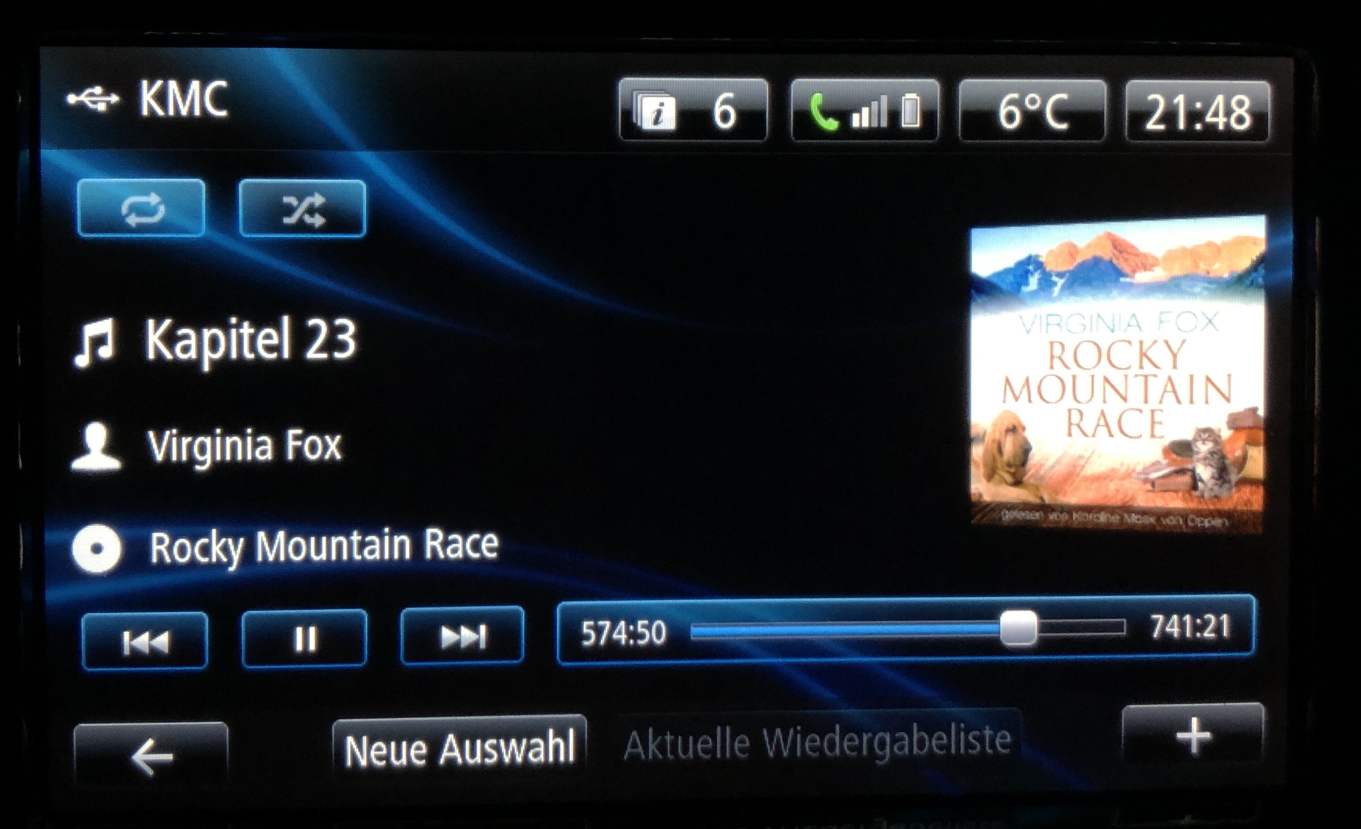 Foto von der digitalen Anzeige des Hörbuchs: Rocky Mountain Race von Virginia Fox in meinem Auto.