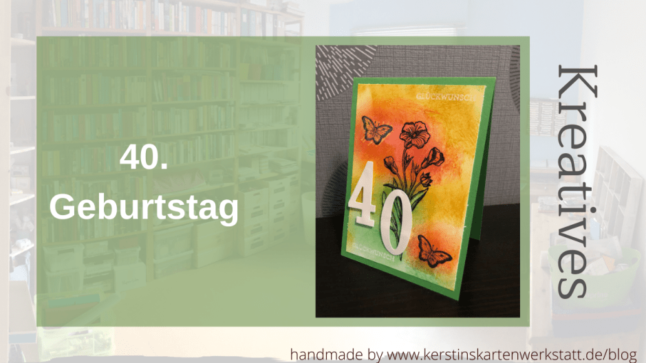 Blog Banner für eine gebastelte Karte zum 40. Geburtstag. Die Grundkarte ist grün, dadrauf ist ein buntes Papier mit einer gestempelten Blume und zwei Schmetterlingen. Erhaben sind die Ziffern 4 und 0 auf die Karte geklebt.