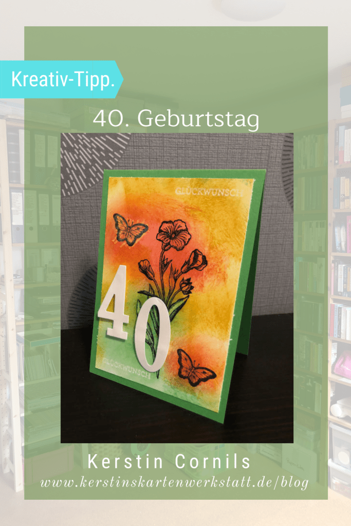 Pinterest Grafik für eine gebastelte Karte zum 40. Geburtstag. Die Grundkarte ist grün, dadrauf ist ein buntes Papier mit einer gestempelten Blume und zwei Schmetterlingen. Erhaben sind die Ziffern 4 und 0 auf die Karte geklebt.