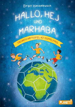 Buch Rezension: Hallo, Hej und Marhaba von Birgit Hasselbach. Auf dem Buchcover ist die Erdkugel in Form eines Fußballs zusehen. Dadrüber laufen drei Kinder von den Haaren her passend zur Begrüßung im Buchtitel.