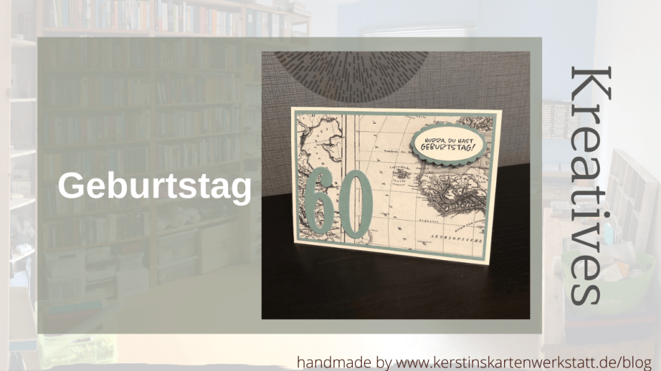 Zu sehen ist ein Foto von einer selbstgebastelten Karte. Als Farbe wurde Seladongrün, Vanille Pur und schwarz gewählt. Der Hintergrund ist eine alte Weltkarte. Dadrauf kleben die Ziffern sechs und null und der Spruch: Hurra, du hast Geburtstag.