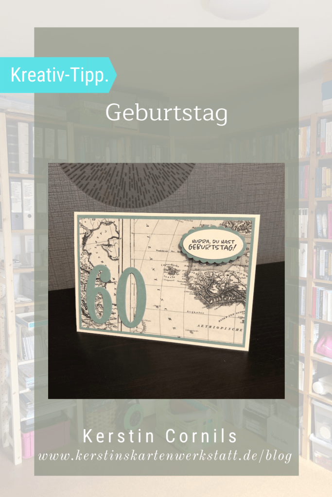 Pinterest Grafik für eine Geburtstagskarte zum 60. Geburtstag. Zu sehen ist ein Foto von einer selbstgebastelten Karte. Als Farbe wurde Seladongrün, Vanille Pur und schwarz gewählt. Der Hintergrund ist eine alte Weltkarte. Dadrauf kleben die Ziffern sechs und null und der Spruch: Hurra, du hast Geburtstag.