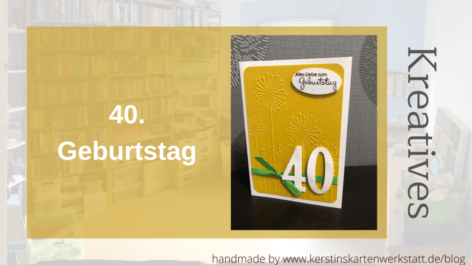 Geburtstagskarte in Honiggelb mit geprägten Pusteblumen, grünem Band und der Zahl 40 oben drauf. Der Spruch auf der Karte lautet: Alles Liebe zum Geburtstag.