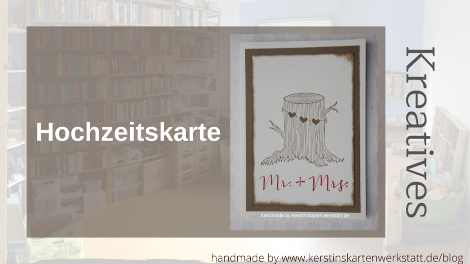 Grußkarte zur Hochzeit. Abgebildet ist ein Baumstumpf an dem einen Kette mit drei Herzen hängt. Darunter stehen die Worte Mr. + Mrs. in rot gestempelt.