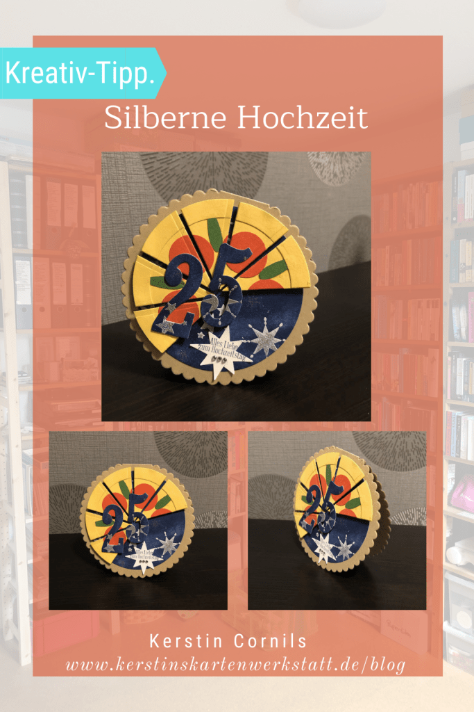 Runde Grußkarte zur Silbernen Hochzeit. Die Grundkarte ist bräunlich. Darauf bläuliches Papier mit Sternen. Zu zwei dritteln ist die Kreisförmige Karte als Pizza gestaltet auf der rote Schiben und grüne Stile angedeutet sind. Auf einem Stern steht der Gruß: Alles Liebe zum Hochzeitstag. Über der Pizza sind die Ziffern 25 angebracht. 