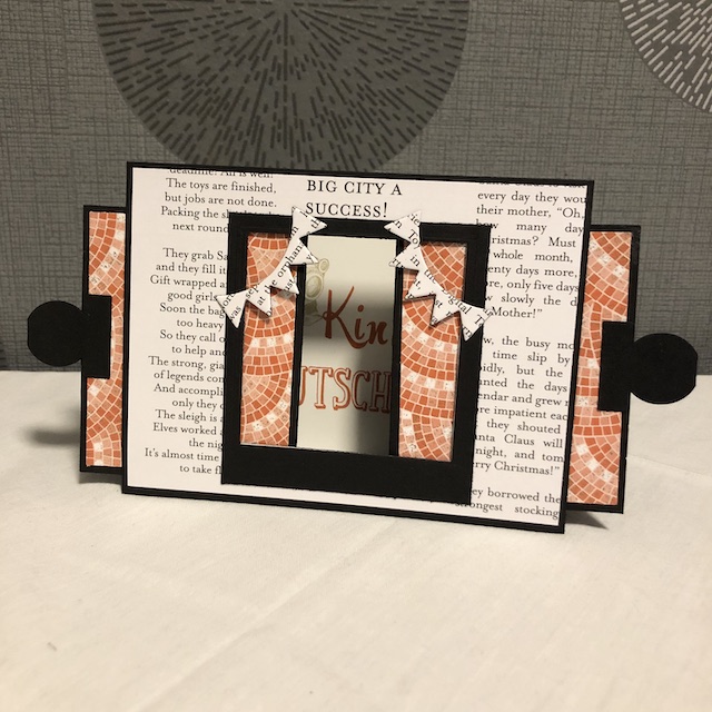 Selbst gebastelte Ziehkulissenkarte als Gutschein für einen Kinobesuch. Die Karte kann man rechts und links an den schwarzen Kreisen auseinander ziehen. So geht der Vorhang auf und dahinter erscheint der Text für den Gutschein.