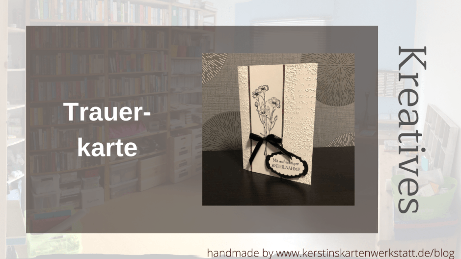 weiße Trauerkarte mit Prägung und gestempelten Blumen in Grau mit schwarzer Schleife und Spruch: Mit aufrichtiger Anteilnahme.