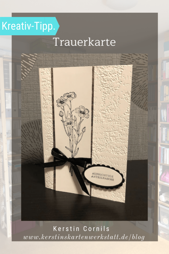 weiße Trauerkarte mit Prägung und gestempelten Blumen in Grau mit schwarzer Schleife und Spruch: Aufrichtige Anteilnahme.