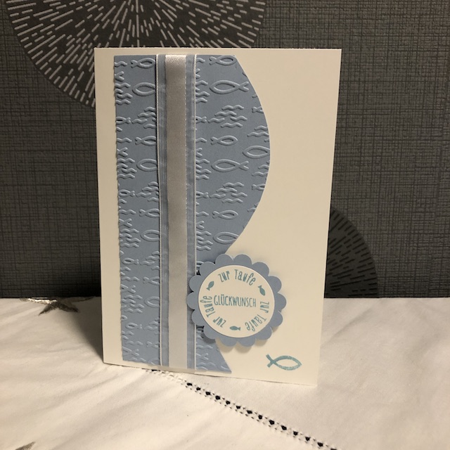 gebastelte Karte zur Taufe eines Jungen mit geprägten Fischen in blau und dem Text: Glückwunsch zur Taufe.