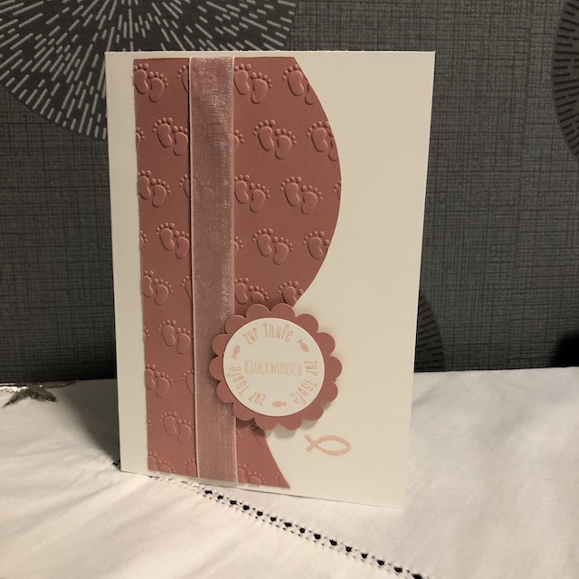 gebastelte Karte zur Taufe eines Mädchens mit geprägten Füßen in rosa und dem Text: Glückwunsch zur Taufe.