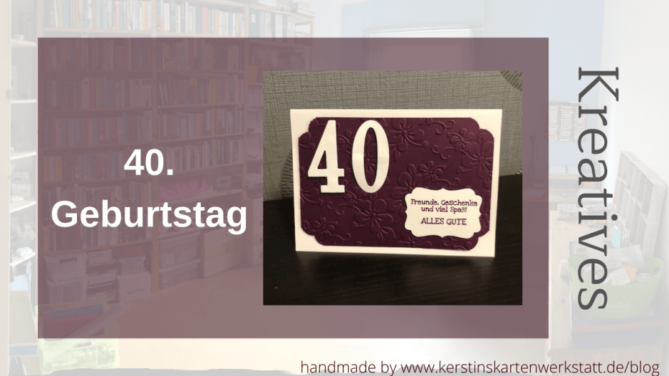 Selbst gebastelte Karte zum 40. Geburtstag. Die Grundkarte ist weiß. Darauf wurde ein mit Blumen geprägter Cardstock in Brombeermousse geklebt. Die Ziffern 4 und 0 nehmen etwa ein viertel der Karte ein. Auf einem Etikett steht der Spruch: Freunde, Geschenke und viel Spaß! Alles Gute