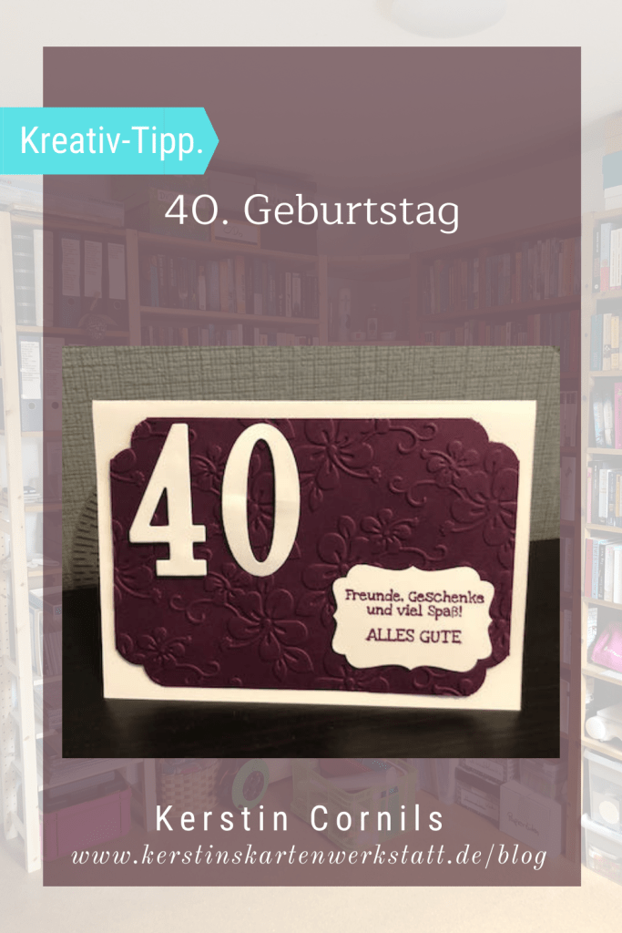 Selbst gebastelte Karte zum 40. Geburtstag. Die Grundkarte ist weiß. Darauf wurde ein mit Blumen geprägter Cardstock in Brombeermousse geklebt. Die Ziffern 4 und 0 nehmen etwa ein viertel der Karte ein. Auf einem Etikett steht der Spruch: Freunde, Geschenke und viel Spaß! Alles Gute
