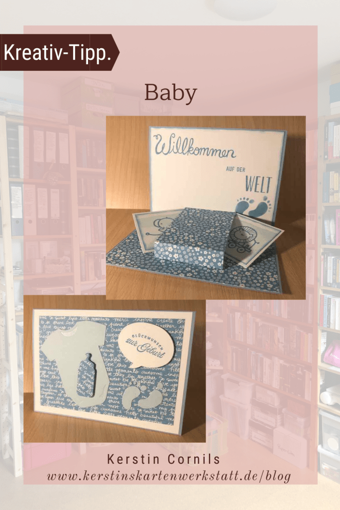 Pop Up Karte mit Flügeln zur Geburt eines Jungen in Blautönen. Auf der Karte ist ein hellblauer Babybody mit einer Trinkflasche in Designpapier zu sehen. Daneben ist ein Fußabdruck geklebt. Auf der Sprechblase ist der Spruch: Glückwunsch zur Geburt zu lesen.