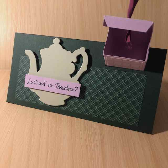 Karte mit Box, Päckchen Karte, beosnderes Kartenformat, Karte zum Dreieck gestellt mit einer kleinen quadratischen Box, die mit süßen Kleinigkeiten gefüllt werden kann.