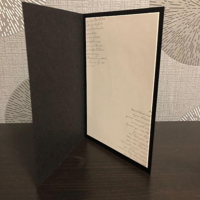 Handmade Trauerkarte in Schwarz, Vanille Pur und Farngrün mit Ranken, Schrift Hintergrund und dem Spruch: Aufrichtiges Beileid und tiefes Mitgefühl in der schweren Stunde