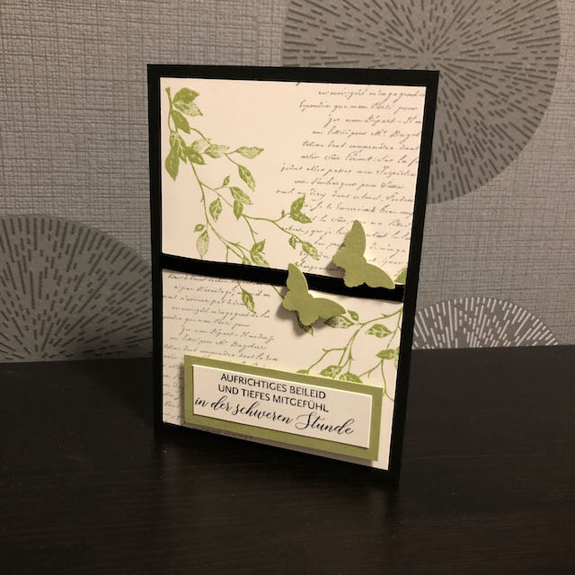 Handmade Trauerkarte in Schwarz, Vanille Pur und Farngrün mit Ranken, Schrift Hintergrund und dem Spruch: Aufrichtiges Beileid und tiefes Mitgefühl in der schweren Stunde