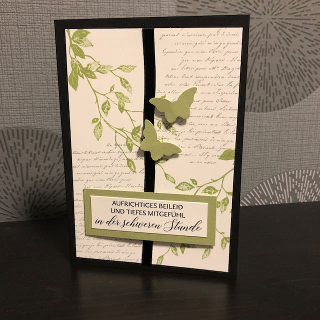 Handmade Trauerkarte in Schwarz, Vanille Pur und Farngrün mit Ranken, Schrift Hintergrund und dem Spruch: Aufrichtiges Beileid und tiefes Mitgefühl in der schweren Stunde