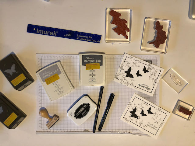 Trauerkarte mit Blätterranken und schwarzen Schmetterlingen, die symbolisch gen Himmel fliegen. Ein Foto von der Trauerkarten Produktion in Kerstins Kartenwerkstatt.