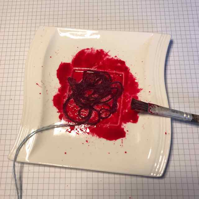 Material für die Fadentechnik: Teller, Wollfaden, Nachfülltinte