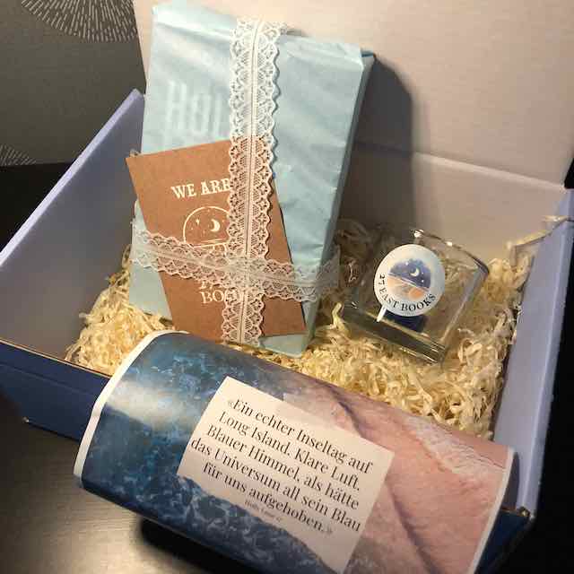 Unboxing der Buchpost von Mainwunder. Inhalt: Glas mit Teelicht, Postkarte, Roman Holly Lane 17 von June L. Shepard