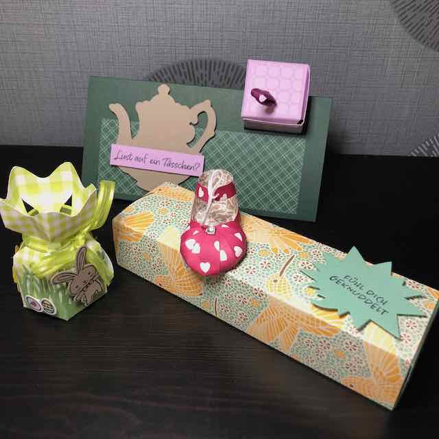 Swaps von Kerstin: Karte mit Box, eine kleine Osterüberraschung, ein Babyschuh und eine Box mit Kugelschreiber.