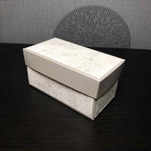 Karte in der Box mit Produkten von Stampin Up. Wenn man den Deckel anhebt, dann faltet sich die Karte auseinander.